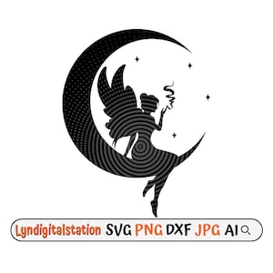 Puede incluir: Silueta en blanco y negro de un hada sentada en una luna creciente con un patrón de puntos. El hada tiene alas y sostiene un cigarrillo. Hay estrellas en el fondo.