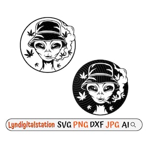 Pode incluir: Ilustração a preto e branco de um alienígena com um chapéu de pescador a fumar um cigarro, rodeado por folhas de cannabis. O alienígena está dentro de um círculo preto. O texto "Lyndigitalstation SVG PNG DXF JPG AI" está na parte inferior.