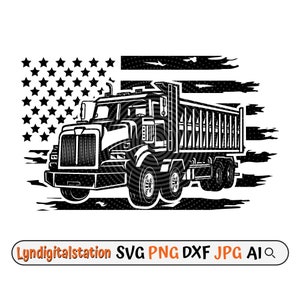 Puede incluir: Ilustración en blanco y negro de un camión volquete conduciendo frente a una bandera estadounidense. El camión tiene una cabina grande y una cama larga con un marco de madera. La bandera está desgastada y tiene un efecto grunge.