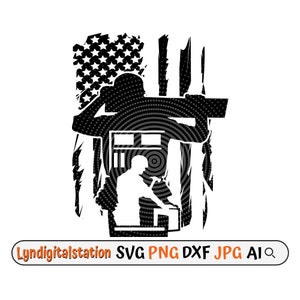 Könnte beinhalten: Schwarz-weiße Silhouette einer Person, die einen Nagel hämmert, mit einer amerikanischen Flagge im Hintergrund. Die Flagge ist abgenutzt und hat ein kreisförmiges Muster.