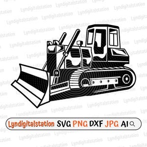 Op de afbeelding: Zwart-wit illustratie van een bulldozer, met een blad, rupsbanden en een cabine. De afbeelding bevat de tekst "Lyndigitalstation SVG PNG DXF JPG AI". Ideaal voor bouw- of engineering thema's.