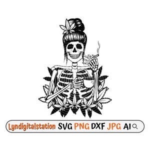 Op de afbeelding: Zwart-witte illustratie van een skelet met een knot in het haar, dat een kopje vasthoudt en een sigaret rookt. Het skelet is omringd door marihuanabladeren.