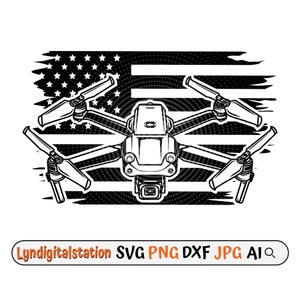 Puede incluir: Ilustración en blanco y negro de un dron volando sobre una bandera estadounidense. El dron tiene una cámara en la parte delantera y cuatro hélices.