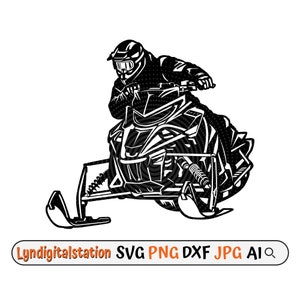 Op de afbeelding: Zwart-witte illustratie van een persoon die een sneeuwscooter bestuurt. De persoon draagt een helm en een bril. De sneeuwscooter heeft een lange rupsband en een ski aan de voorkant.