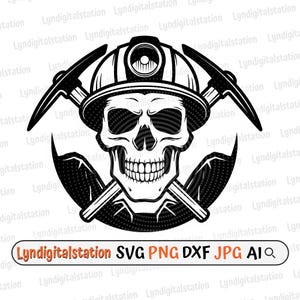 Op de afbeelding: Zwart-wit afbeelding van een schedel met een mijnwerkershelm, gekruiste pikhouwelen en een cirkelvormig element. De tekst "Lyndigitalstation SVG PNG DXF JPG AI" staat onderaan. Geschikt voor digitale projecten.