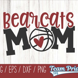 Puede incluir: Diseño digital con el texto "Bearcats Mom". "Bearcats" está en escritura rojo oscuro, y "MOM" está en una fuente negra y cuadrada. La "O" en MOM es reemplazada por un gráfico de baloncesto con un corazón rojo en el centro. Fondo blanco.