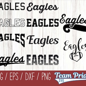 Może przedstawiać: Cyfrowy plik projektowy do pliku wycinanego SVG z dumą zespołu. Projekt zawiera słowo "Eagles" w różnych stylach i czcionkach, w tym serce z piłką nożną w środku. Tekst "SVG / EPS / DXF / PNG Team Pride SVG" znajduje się na dole obrazu.