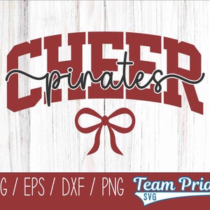 Puede incluir: Un diseño gráfico burdeos y negro sobre un fondo blanco con vetas de madera. La palabra "CHEER" está arqueada en la parte superior en letras de bloque burdeos, con "pirates" en una fuente cursiva debajo. Una cinta burdeos en la parte inferior.