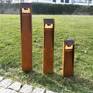 Lampada solare artigianale realizzata in autentico acciaio Corten. Illuminazione esterna di lusso per giardini e terrazze. Senza fili. IP65