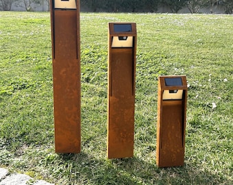 Lampe solaire artisanale en acier Corten véritable. Éclairage extérieur haut de gamme pour jardins et terrasses. Sans fil, lumière chaude.
