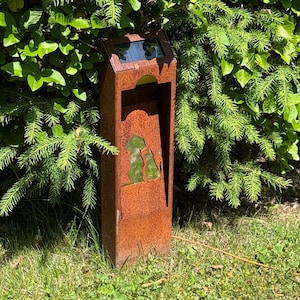 Lampe de jardin solaire en acier Corten. Applique d&#39;extérieur rouillée avec détecteur de mouvement. Sans câbles. Lumière blanche et chaude.