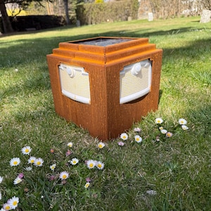 Lampe de jardin solaire en oxyde naturel Corten. Balise extérieure puissante avec détecteur de mouvement. Sans câbles.