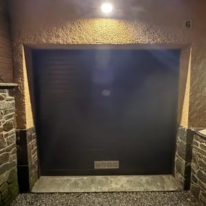 Mod.102. Mini lampe de jardin solaire en oxyde de corten naturel. Balise ou borne extérieure avec détecteur de mouvement. Sans câbles.
