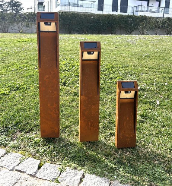 Handgefertigte Solarleuchte aus echtem Cortenstahl. Luxuriöse Außenbeleuchtung für Garten und Terrasse. Kabellos, warmes Licht. IP65