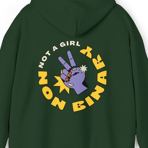 SWEAT À CAPUCHE NON BINAIRE, Sweat à capuche Enby, Pas une fille, Fierté non binaire, Sweat à capuche Nb, Chemise garçon manqué rétro, Sweat-shirt queer, Sweat à capuche vert forêt