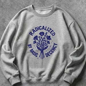 Radikalisiert durch grundlegendes Anstands-Sweatshirt, soziale Gerechtigkeit, Antikriegs-Radikales Einfühlungsvermögen-Sweatshirt, Blumen-Linolschnitt-Druck-Hemd, linke Hemden