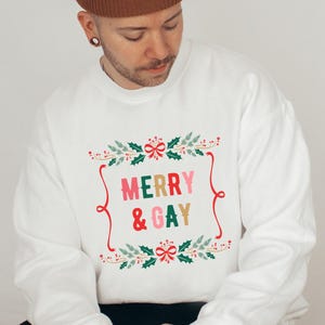 GAY CHRISTMAS SWEATER, Fröhlich und Gay Sweatshirt, Gay Xmas Pullover, Ugly Xmas Pullover, lustiges LGBTQ Shirt, Lesben Weihnachten, Queer Sweatshirt