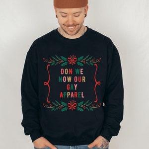 Ziehen wir jetzt unsere Gay-Kleidung an, Gay Xmas Sweater, LGBTQ Weihnachtssweat, Queer Festive Season Sweater, Happy Holigays Make The Yuletide Gay