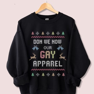 GAY XMAS SWEATER, Ziehen wir jetzt unsere Gay Bekleidung an, Lgbtq Weihnachten Sweatshirt, Gay Weihnachtsshirt, Queer Weihnachten, Gay Weihnachtsgeschenk, hässlicher Pullover