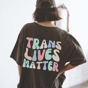 TRANS LIVES MATTER-tröja, skydda trans barn-t-shirt, protest mot transrättigheter, queer-tröja, ord på ryggen, överdimensionerad t-shirt i komfortfärger
