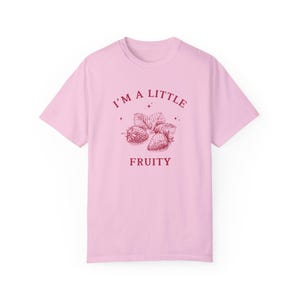 JAG ÄR EN LITEN fruktig skjorta, jordgubbsskjorta, vintage 90-talsstil queer skjorta, liten fruktig, jordgubbströja, femme lesbisk skjorta, subtil gay Blossom