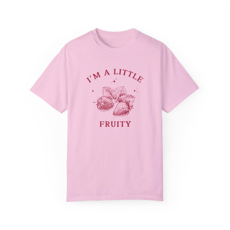 JAG ÄR EN LITEN fruktig skjorta, jordgubbsskjorta, vintage 90-talsstil queer skjorta, liten fruktig, jordgubbströja, femme lesbisk skjorta, subtil gay Blossom