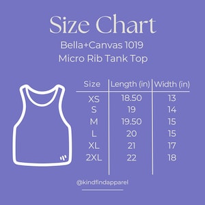 Puede incluir: Tabla de tallas para una camiseta sin mangas Bella+Canvas 1019 Micro Rib. La tabla, sobre un fondo morado, incluye medidas en pulgadas para las tallas XS a 2XL. Tambi&eacute;n incluye un dibujo lineal de la camiseta.