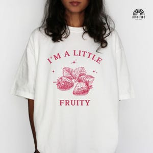 JAG ÄR EN LITEN fruktig skjorta, jordgubbsskjorta, vintage 90-talsstil queer skjorta, liten fruktig, jordgubbströja, femme lesbisk skjorta, subtil gay White