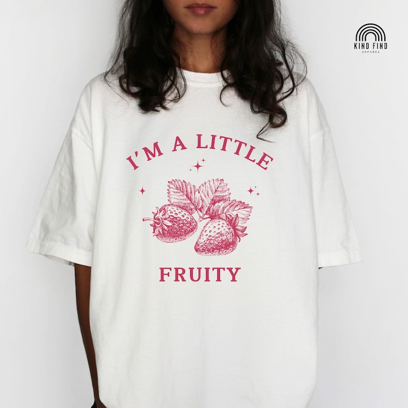 JAG ÄR EN LITEN fruktig skjorta, jordgubbsskjorta, vintage 90-talsstil queer skjorta, liten fruktig, jordgubbströja, femme lesbisk skjorta, subtil gay White