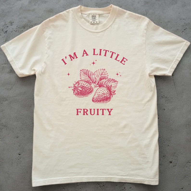 JAG ÄR EN LITEN fruktig skjorta, jordgubbsskjorta, vintage 90-talsstil queer skjorta, liten fruktig, jordgubbströja, femme lesbisk skjorta, subtil gay Ivory