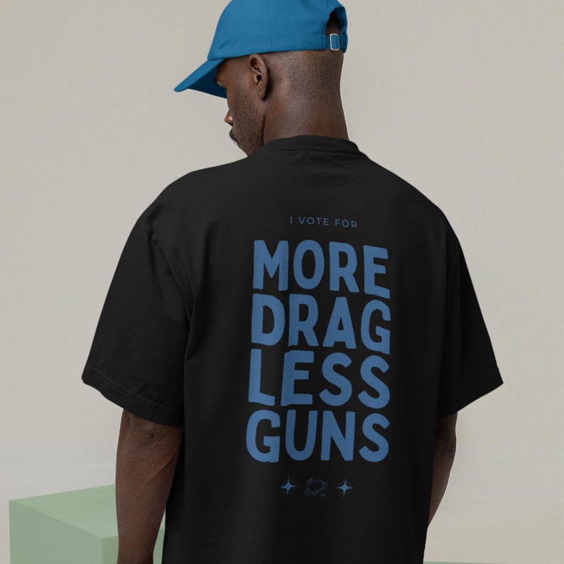 PROGRESSIV T-shirt, mer dragless guns-t-shirt, drag är inte ett brott, vapenreform nu, HBTQ-liberal t-shirt, queer t-shirt, stöd drag bild 1