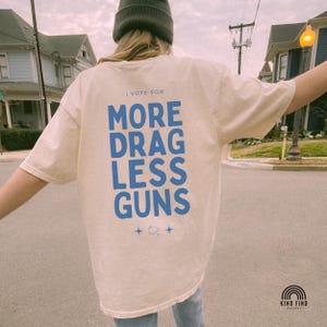 PROGRESSIV T-shirt, mer dragless guns-t-shirt, drag är inte ett brott, vapenreform nu, HBTQ-liberal t-shirt, queer t-shirt, stöd drag bild 3