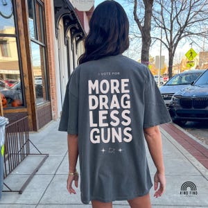 PROGRESSIV T-shirt, mer dragless guns-t-shirt, drag är inte ett brott, vapenreform nu, HBTQ-liberal t-shirt, queer t-shirt, stöd drag bild 4