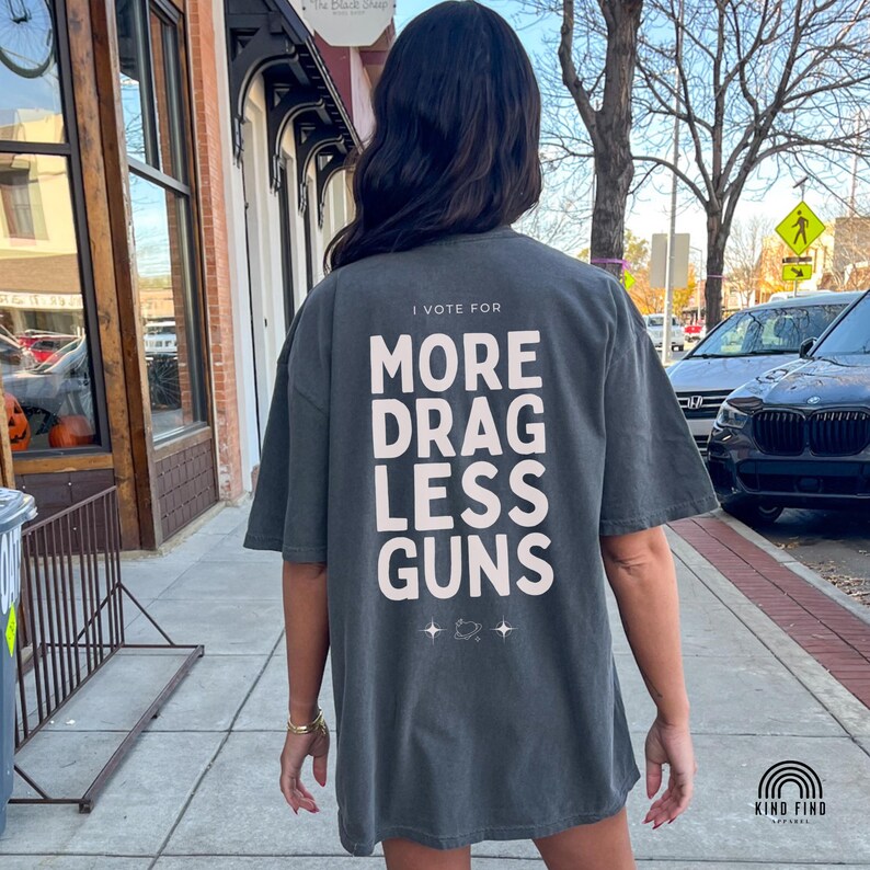 PROGRESSIV T-shirt, mer dragless guns-t-shirt, drag är inte ett brott, vapenreform nu, HBTQ-liberal t-shirt, queer t-shirt, stöd drag bild 4