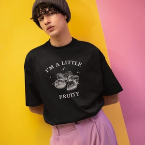 JAG ÄR EN LITEN fruktig skjorta, jordgubbsskjorta, vintage 90-talsstil queer skjorta, liten fruktig, jordgubbströja, femme lesbisk skjorta, subtil gay bild 4