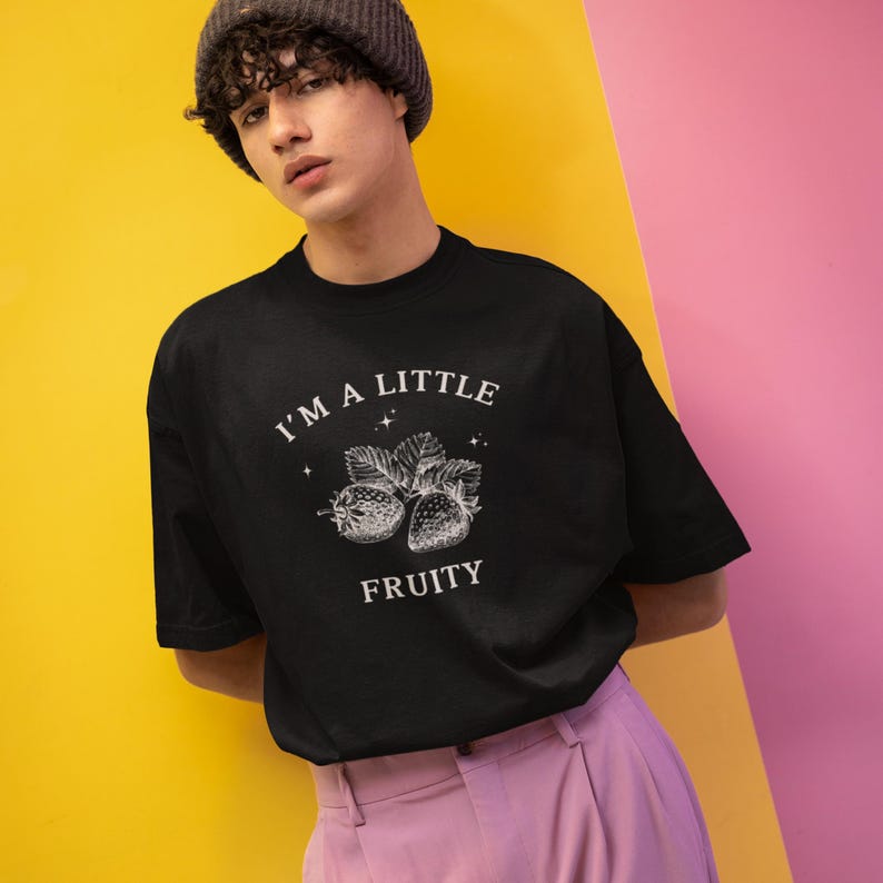 JAG ÄR EN LITEN fruktig skjorta, jordgubbsskjorta, vintage 90-talsstil queer skjorta, liten fruktig, jordgubbströja, femme lesbisk skjorta, subtil gay bild 4
