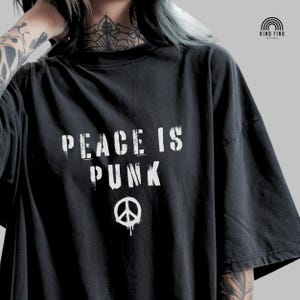 PEACE IS PUNK シャツ、もう戦争はやめよう、反戦Tシャツ、抗議シャツ、パレスチナ解放、イラン爆撃停止、平和シャツ、戦争反対
