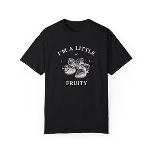 JAG ÄR EN LITEN fruktig skjorta, jordgubbsskjorta, vintage 90-talsstil queer skjorta, liten fruktig, jordgubbströja, femme lesbisk skjorta, subtil gay Black