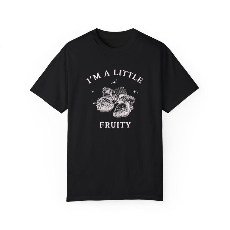 JAG ÄR EN LITEN fruktig skjorta, jordgubbsskjorta, vintage 90-talsstil queer skjorta, liten fruktig, jordgubbströja, femme lesbisk skjorta, subtil gay Black