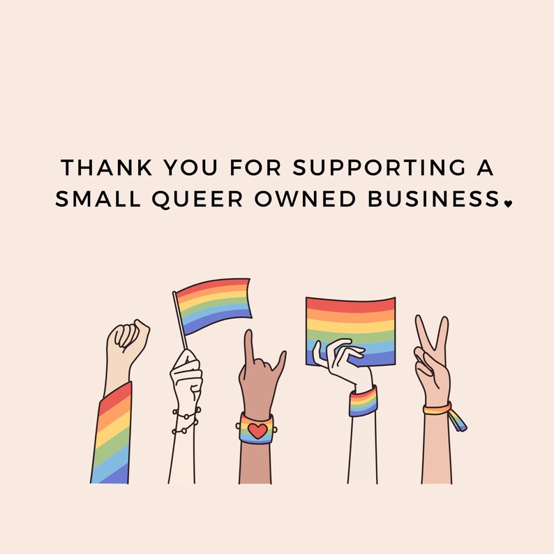 Puede incluir: Ilustraci&oacute;n con texto: "GRACIAS POR APOYAR A UNA PEQUE&Ntilde;A EMPRESA QUEER." Manos con banderas arco&iacute;ris, pulseras y brazaletes. Un pu&ntilde;o, una mano sosteniendo una bandera, una mano con un gesto de rock, una mano sosteniendo un rect&aacute;ngulo arco&iacute;ris y una mano con un signo de paz.