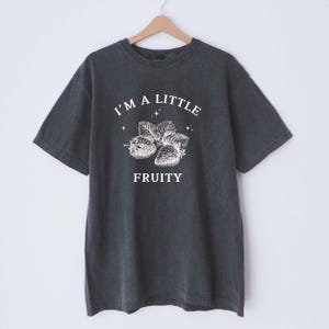 JAG ÄR EN LITEN fruktig skjorta, jordgubbsskjorta, vintage 90-talsstil queer skjorta, liten fruktig, jordgubbströja, femme lesbisk skjorta, subtil gay Pepper
