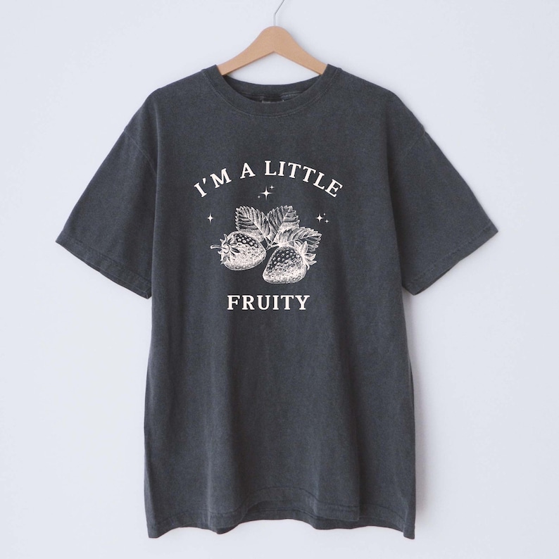 JAG ÄR EN LITEN fruktig skjorta, jordgubbsskjorta, vintage 90-talsstil queer skjorta, liten fruktig, jordgubbströja, femme lesbisk skjorta, subtil gay Pepper