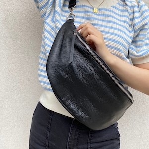 Schwarze  Große Bauchtasche Leder mit Silberverschluss,Schultertasche TOP Großbodybag,Umhängetasche Made in Italy Breitem Trageriemen passt
