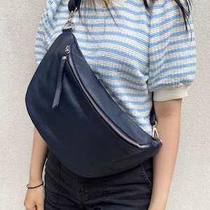 Große Umhängetasche Leder Blau mit Leder Schulterrieme,Schultertasche Großbodybag,Umhängetasche Made in Italy Breitem Trageriemen Passt
