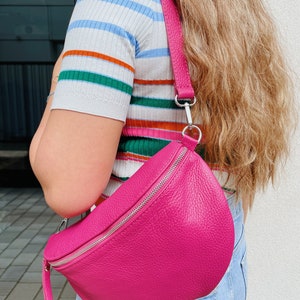 Pink Bauchtasche mit Silberverschluss Nappaleder,Umhängetasche Crossbody Tasche Gürteltasche mit Breitem Trageriemen,Tasche Made in Italy