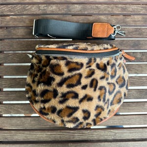 Plüschige Umhängetasche mit verstellbarem Schultergurt mit Leopardenmuster als Geburtstags- oder Weihnachtsgeschenk