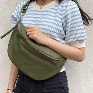 Olivgrüne Große Bauchtasche Leder mit Silberverschluss,Schultertasche TOP Großbodybag,Umhängetasche Made in Italy  Breitem Trageriemen passt