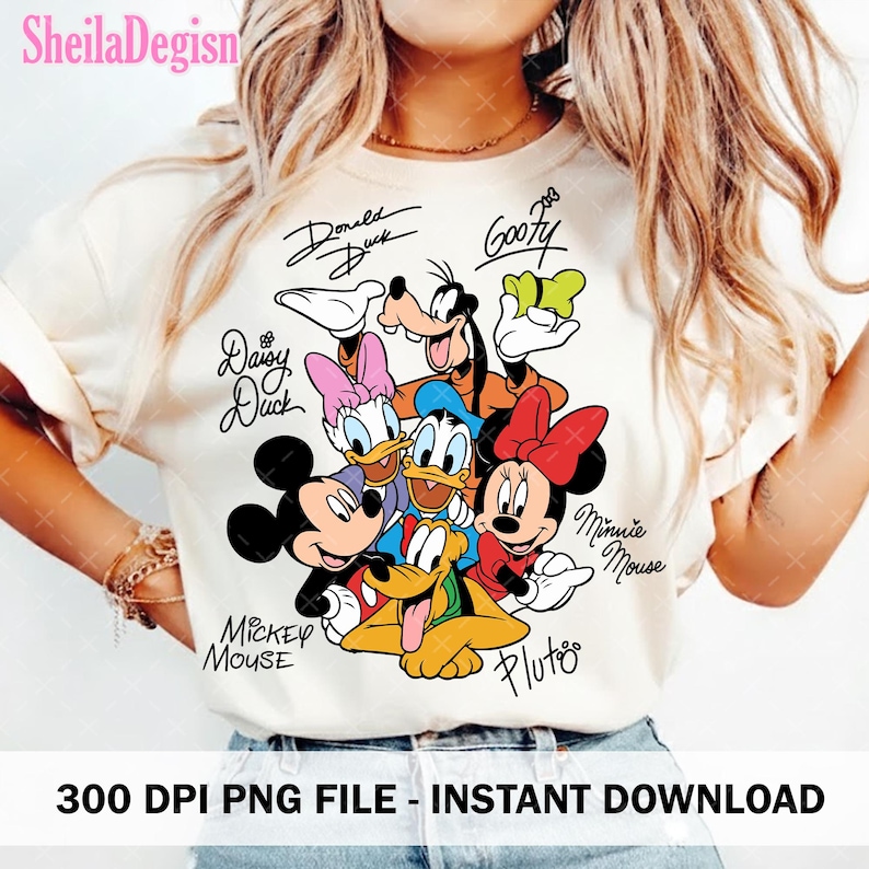Puede incluir: Camiseta color crema con un gr&aacute;fico colorido de personajes de Disney, incluyendo Mickey Mouse, Minnie Mouse, Donald Duck y Goofy. Los nombres de los personajes est&aacute;n escritos encima o debajo de ellos. El texto "300 DPI PNG FILE - INSTANT DOWNLOAD" est&aacute; en la parte inferior.