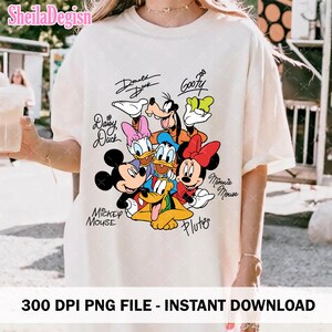 Puede incluir: Camiseta de color crema con un gr&aacute;fico colorido de personajes de Disney, incluyendo Mickey Mouse, Minnie Mouse, Donald Duck, Daisy Duck, Goofy y Pluto. Los nombres de los personajes est&aacute;n escritos encima o debajo de ellos en escritura negra. El texto "300 DPI PNG FILE - INSTANT DOWNLOAD" est&aacute; en la parte inferior.