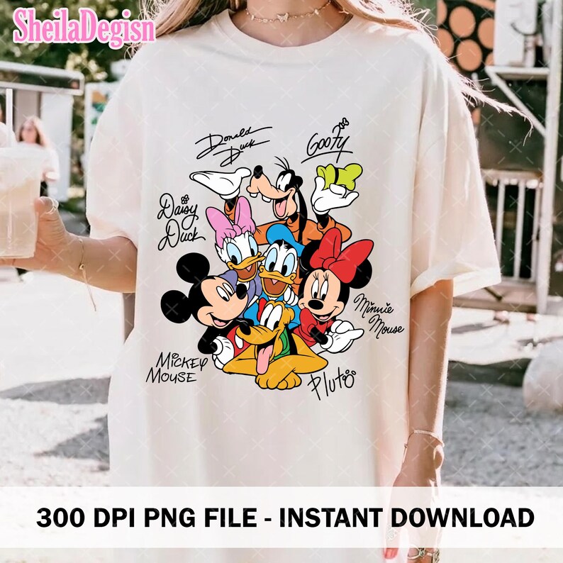 Puede incluir: Camiseta de color crema con un gr&aacute;fico colorido de personajes de Disney, incluyendo Mickey Mouse, Minnie Mouse, Donald Duck, Daisy Duck, Goofy y Pluto. Los nombres de los personajes est&aacute;n escritos encima o debajo de ellos en escritura negra. El texto "300 DPI PNG FILE - INSTANT DOWNLOAD" est&aacute; en la parte inferior.
